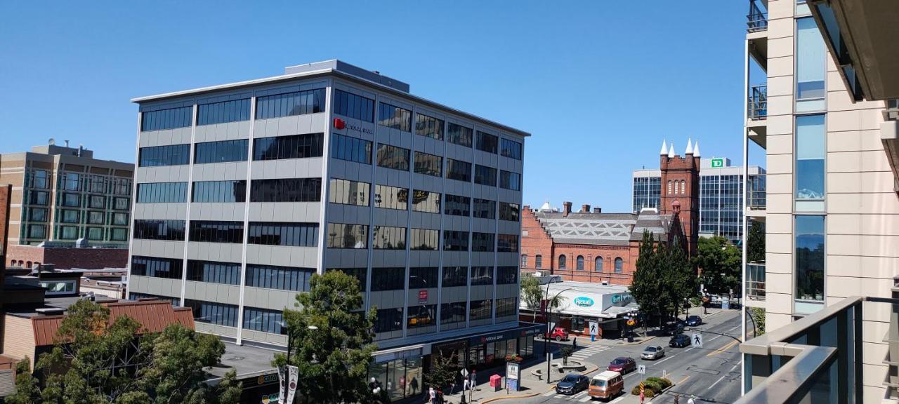 Relaxing Condo In Falls Downtown Victoria Exterior photo